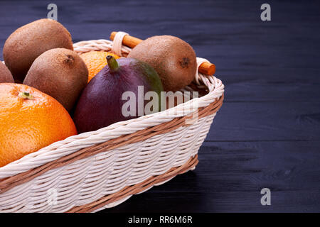 Frische tropische Früchte im Korb. Stockfoto