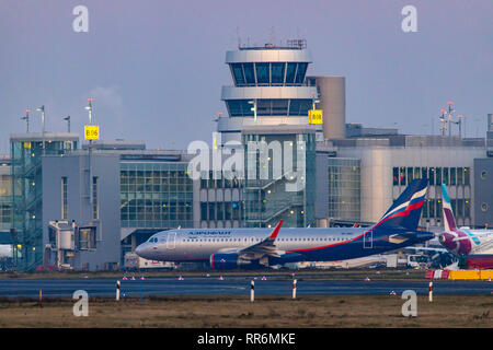 DŸsseldorf International Airport, DUS, Turm, Flugsicherung, Schürze, Aeroflot, Airbus A 320-214, auf der Rollbahn, Stockfoto