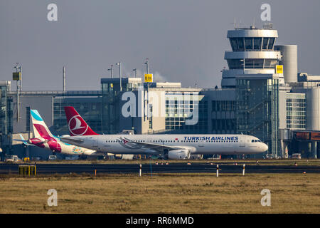 Internationaler Flughafen Düsseldorf, DUS, Turm, Flugsicherung, Schürze, Turkish Airlines, Airbus A 321-231, auf der Rollbahn, Stockfoto