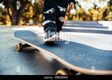 Junge Beine auf dem Skateboard Nahaufnahme Bild Stockfoto