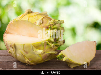 Frischer Kohl kohlrabi auf einem dunklen Holztisch mit verschwommenen Hintergrund Stockfoto