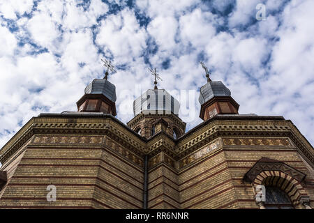 Drei Kuppeln von Telfs orthodoxe Kirche des Heiligen Geistes gegen bewölkt blauer Himmel. Kirche wurde im 19. Jahrhundert im byzantinischen Stil erbaut. Seine fünf Dom Stockfoto