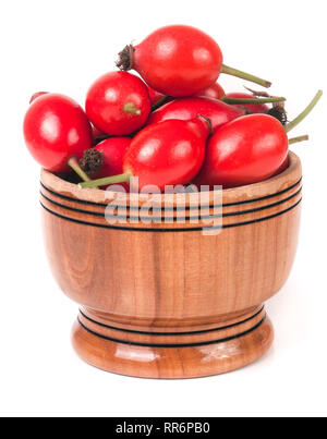 Hagebutte Beeren in eine hölzerne Schüssel auf weißem Hintergrund Stockfoto