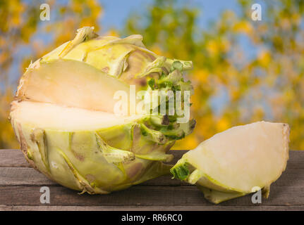 Frischer Kohl kohlrabi auf einem dunklen Holztisch mit verschwommenen Hintergrund Stockfoto