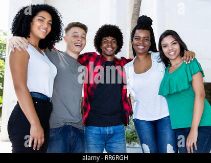 Große Gruppe brasilianischer junge Erwachsene Arm in Arm in der Stadt Stockfoto