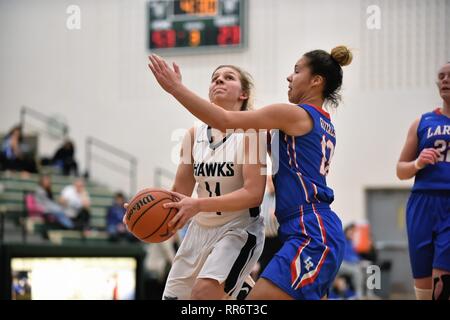 Player mit Augen auf ihr Ziel als Sie fuhr zum Korb, während um einen gegnerischen Verteidiger zu verhandeln. USA, Stockfoto