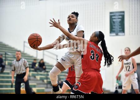 Während der Fahrt auf den Korb und die Begegnung mit einem Verteidiger, Spieler veröffentlicht einen hinterhältigen Schuss in ein Versuch zu zählen. USA. Stockfoto