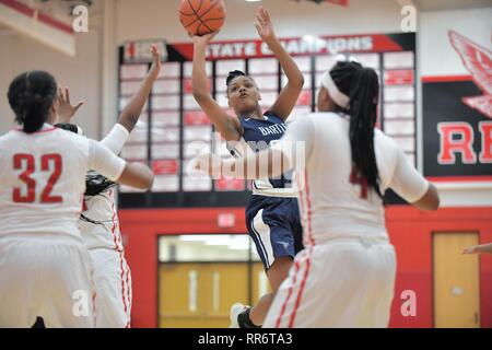 Spieler die Freigabe zum Jump über ein Trio der Verteidiger. USA. Stockfoto