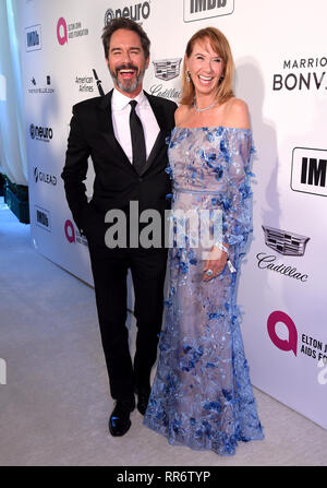 Eric McCormack und Janet Holden an der Elton John AIDS Foundation Viewing Party in West Hollywood Park, Los Angeles, Kalifornien, USA, statt. Stockfoto