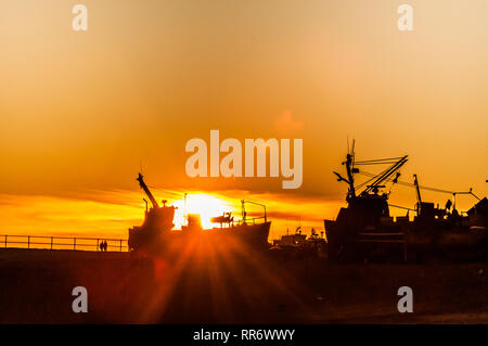 Hastings, East Sussex, UK.24 Februar 2019.. Sonnenuntergang über der Fischfangflotte der Altstadt nach einem herrlichen Frühling wie Tag an der Südküste. . Stockfoto