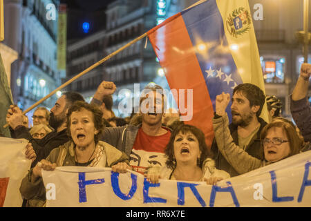 Madrid, Spanien. 24 Feb, 2019. Demonstration der Regierung von Nicolas Maduro in den Straßen von Madrid, Spanien zu unterstützen. Die Demonstration für Menschen, die verlangen, dass Nicolas Maduro seine Diktatur. Im Bild, die Unterstützung Nicolas Maduro, Imperialismus von Venezuela Credit: Alberto Sibaja Ramírez/Alamy Leben Nachrichten unterbrochen wurde Stockfoto