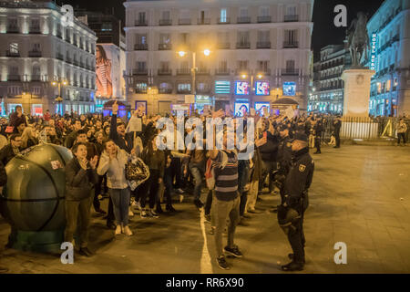 Madrid, Spanien. 24 Feb, 2019. Demonstration der Regierung von Nicolas Maduro in den Straßen von Madrid, Spanien zu unterstützen. Die Demonstration für Menschen, die verlangen, dass Nicolas Maduro seine Diktatur. Im Bild Personen, die Juan Guaido aus hier Unterstützer der Diktaturen Credit: Alberto Sibaja Ramírez/Alamy Leben Nachrichten unterbrochen wurde Stockfoto