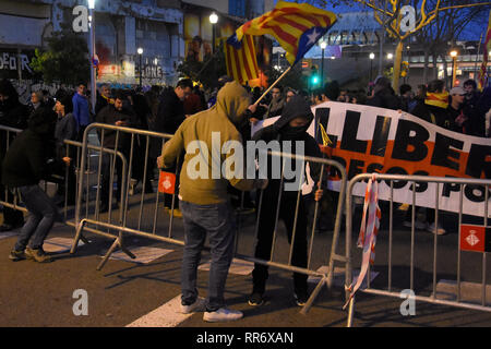 Barcelona, Katalonien, Spanien. 24 Feb, 2019. Die Demonstranten werden gesehen, Barrikaden während des Protestes zu entfernen. Hunderte von Menschen gegen die Anwesenheit des Königs von Spanien Felipe VI. Bei der institutionellen Abendessen des Mobile Word Congress in Barcelona zeigen. Credit: Ramon Costa/SOPA Images/ZUMA Draht/Alamy leben Nachrichten Stockfoto