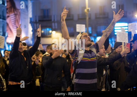 Madrid, Spanien. 24 Feb, 2019. Auseinandersetzungen zwischen den Anhängern des Maduro und der Opposition fand in Madrid statt. Der Ursprung des Streits war eine Demonstration, die von den Verfechtern der Maduro an der Puerta del Sol organisiert gegen die Intervention von Spanien in Venezuela zu protestieren. Bürger Venezuelas von der Opposition bis gezeigt und der Intervention der Polizei war notwendig Keine stärkere Auseinandersetzungen zwischen beiden Teilen zu vermeiden. Im Bild, die Opposition von Maduro protestieren. Credit: Lora Grigorova/Alamy leben Nachrichten Stockfoto