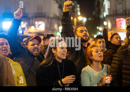 Madrid, Spanien. 24 Feb, 2019. Auseinandersetzungen zwischen den Anhängern des Maduro und der Opposition fand in Madrid statt. Der Ursprung des Streits war eine Demonstration, die von den Verfechtern der Maduro an der Puerta del Sol organisiert gegen die Intervention von Spanien in Venezuela zu protestieren. Bürger Venezuelas von der Opposition bis gezeigt und der Intervention der Polizei war notwendig Keine stärkere Auseinandersetzungen zwischen beiden Teilen zu vermeiden. Im Bild die Menschen protestieren gegen Maduro. Credit: Lora Grigorova/Alamy leben Nachrichten Stockfoto