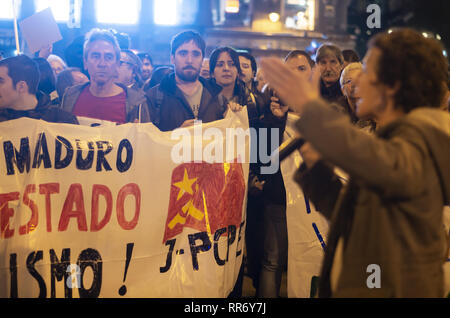 Madrid, Madrid, Spanien. 24 Feb, 2019. Einer der Befürworter der Maduro gesehen eine Rede während des Protestes. Auseinandersetzungen zwischen den Anhängern des Maduro und der Opposition fand in Madrid statt. Der Ursprung des Streits war eine Demonstration, die von den Verfechtern der Maduro an der Puerta del Sol organisiert gegen die Intervention von Spanien in Venezuela zu protestieren. Bürger Venezuelas von der Opposition bis gezeigt und der Intervention der Polizei war notwendig, um eine stärkere Auseinandersetzungen zwischen beiden Teilen zu vermeiden. Credit: Lora Grigorova/SOPA Images/ZUMA Draht/Alamy leben Nachrichten Stockfoto