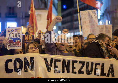 Madrid, Madrid, Spanien. 24 Feb, 2019. Anhänger der Maduro gesehen Schreien hinter einer Fahne während des protestieren. Auseinandersetzungen zwischen den Anhängern des Maduro und der Opposition fand in Madrid statt. Der Ursprung des Streits war eine Demonstration, die von den Verfechtern der Maduro an der Puerta del Sol organisiert gegen die Intervention von Spanien in Venezuela zu protestieren. Bürger Venezuelas von der Opposition bis gezeigt und der Intervention der Polizei war notwendig, um eine stärkere Auseinandersetzungen zwischen beiden Teilen zu vermeiden. Credit: Lora Grigorova/SOPA Images/ZUMA Draht/Alamy leben Nachrichten Stockfoto