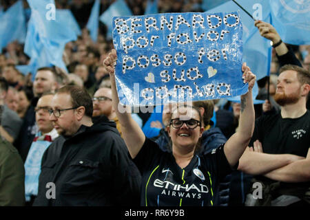 Ein Manchester City FC Fan gefragt, Bernardo Silva für sein T-Shirt bei der EFL Carabao Pokalspiel zwischen Chelsea und Manchester City im Wembley Stadion, London, England am 24. Februar 2019. Foto von Carlton Myrie. Nur die redaktionelle Nutzung, eine Lizenz für die gewerbliche Nutzung erforderlich. Keine Verwendung in Wetten, Spiele oder einer einzelnen Verein/Liga/player Publikationen. Stockfoto