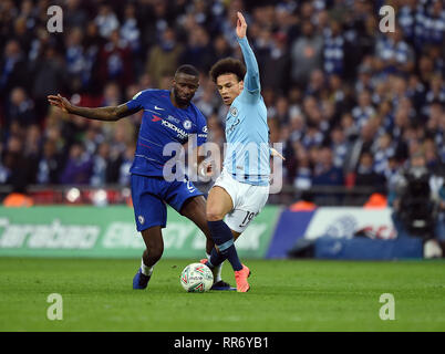 LEROY SANE VON MANCHESTER CITY WIRD HERAUSGEFORDERT VON ANTONIO RUDIGER von Chelsea, Chelsea V Manchester City, Chelsea V Manchester City, CARABAO CUP FINAL Stockfoto