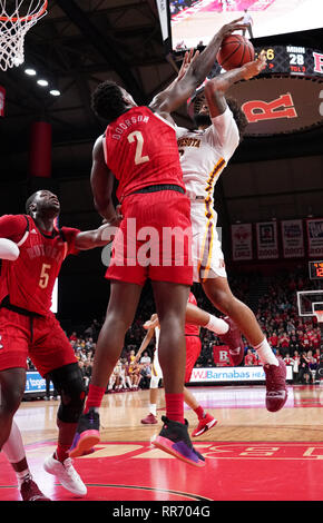 Piscataway, New Jersey, USA. 24 Feb, 2019. Rutgers Scarlet Knights center SHAQUILLE DOORSON (2) Bausteine einen Schuß in einem Spiel an der Rutgers Athletic Center. Quelle: Joel Plummer/ZUMA Draht/Alamy leben Nachrichten Stockfoto