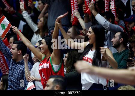 Zouk Mikael, Libanon. 24 Feb, 2019. Fans von Libanon jubeln während der FIBA Basketball WM 2019 asiatischen Qualifier Match zwischen Libanon und Südkorea im Zouk Mikael, Libanon, 24.02.2019. Libanon verloren 72-84. Credit: Bilal Jawich/Xinhua/Alamy leben Nachrichten Stockfoto