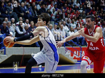 Zouk Mikael, Libanon. 24 Feb, 2019. Eine Youngjun (L) von Südkorea konkurriert bei der FIBA Basketball WM 2019 asiatischen Qualifier Match zwischen Libanon und Südkorea im Zouk Mikael, Libanon, 24.02.2019. Libanon verloren 72-84. Credit: Bilal Jawich/Xinhua/Alamy leben Nachrichten Stockfoto