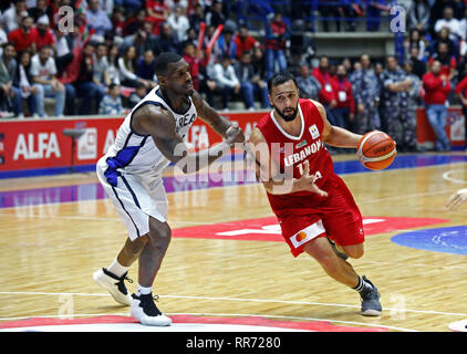 Zouk Mikael, Libanon. 24 Feb, 2019. Ali Haidar (R) der Libanon konkurriert bei der FIBA Basketball WM 2019 asiatischen Qualifier Match zwischen Libanon und Südkorea im Zouk Mikael, Libanon, 24.02.2019. Libanon verloren 72-84. Credit: Bilal Jawich/Xinhua/Alamy leben Nachrichten Stockfoto