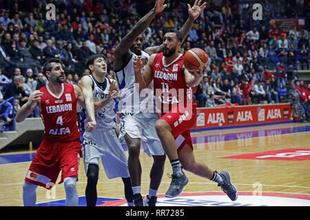 Zouk Mikael, Libanon. 24 Feb, 2019. Ali Haidar (1. R) der Libanon konkurriert bei der FIBA Basketball WM 2019 asiatischen Qualifier Match zwischen Libanon und Südkorea im Zouk Mikael, Libanon, 24.02.2019. Libanon verloren 72-84. Credit: Bilal Jawich/Xinhua/Alamy leben Nachrichten Stockfoto