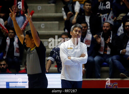 Zouk Mikael, Libanon. 24 Feb, 2019. Kim Sang Shik (R), Trainer von Südkorea reagiert während der FIBA Basketball WM 2019 asiatischen Qualifier Match zwischen Libanon und Südkorea im Zouk Mikael, Libanon, 24.02.2019. Libanon verloren 72-84. Credit: Bilal Jawich/Xinhua/Alamy leben Nachrichten Stockfoto