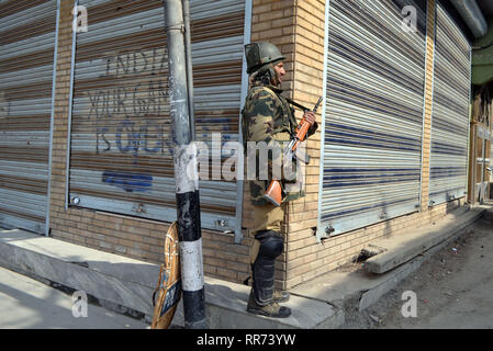 Srinagar, Jammu und Kaschmir, Indien. 24 Feb, 2019. Indische trooper steht Alert bei Beschränkungen in der alten Stadt von Srinagar, die Hauptstadt des indischen Kaschmir, Indien gesteuert. Behörden auferlegten Beschränkungen in Teilen von Srinagar Stadt Proteste gegen die Inhaftierung von Separatistischen leader Yasin Malik zu verhindern und über 150 Jamaat-e-Islami (JI) Kader. Credit: Masrat Zahra/ZUMA Draht/Alamy leben Nachrichten Stockfoto