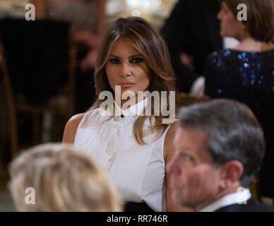 Washington, Vereinigte Staaten von Amerika. 24 Feb, 2019. First Lady Melania Trump besucht die 2019 Governors' Ball im Esszimmer im Weißen Haus in Washington, DC am Sonntag, 24. Februar 2019. Quelle: Chris Kleponis/Pool über CNP | Verwendung der weltweiten Kredit: dpa/Alamy leben Nachrichten Stockfoto