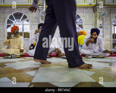 Bangkok, Bangkok, Thailand. 25 Feb, 2019. Ein Mann verlässt das nach seiner Mahlzeit während der Morgen'' Langar 'Endbearbeitung' (gemeinsames Essen) am Gurdwara Siri Guru Singh Sabha. Die gurdwara dient über 500 kostenlose Mahlzeiten von Montag bis Samstag und über 1.000 kostenlose Mahlzeiten an Sonntagen. Obwohl die Sikhs nicht Vegetarier sind, die langar Mahlzeiten sind Vegetarier und jeder kann sie ohne Verstoß gegen ein religiöses Edikt auf Diät. Die Mahlzeiten sind für alle, die Spaziergänge in den Gurdwara, unabhängig von ihrer Religion oder Nationalität. Die gurdwara Siri Guru Singh Sabha in Bangkok ist eine der größten Sikh Sikh ( Stockfoto