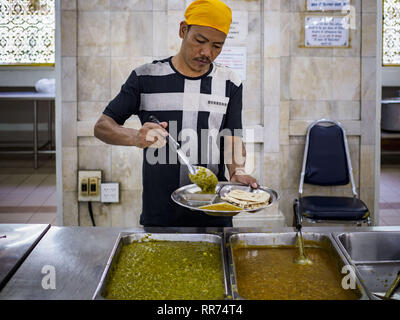 Bangkok, Bangkok, Thailand. 25 Feb, 2019. Eine Thailändische Mann bekommt seine Mahlzeit während der Morgen'' Langar'' (gemeinsames Essen) am Gurdwara Siri Guru Singh Sabha. Die gurdwara dient über 500 kostenlose Mahlzeiten von Montag bis Samstag und über 1.000 kostenlose Mahlzeiten an Sonntagen. Die Mahlzeiten sind für alle, die Spaziergänge in den Gurdwara, unabhängig von ihrer Religion oder Nationalität. Obwohl die Sikhs nicht Vegetarier sind, die langar Mahlzeiten sind Vegetarier und jeder kann sie ohne Verstoß gegen ein religiöses Edikt auf Diät. Die gurdwara Siri Guru Singh Sabha in Bangkok ist eine der größten Sikh Sikh (Tempel) außerhalb Stockfoto