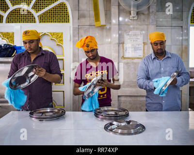 Bangkok, Bangkok, Thailand. 25 Feb, 2019. Freiwillige trocken Serviertablett nach dem Essen am Morgen'' Langar'' (gemeinsames Essen) am Gurdwara Siri Guru Singh Sabha. Die gurdwara dient über 500 kostenlose Mahlzeiten von Montag bis Samstag und über 1.000 kostenlose Mahlzeiten an Sonntagen. Obwohl die Sikhs nicht Vegetarier sind, die langar Mahlzeiten sind Vegetarier und jeder kann sie ohne Verstoß gegen ein religiöses Edikt auf Diät. Die Mahlzeiten sind für alle, die Spaziergänge in den Gurdwara, unabhängig von ihrer Religion oder Nationalität. Die gurdwara Siri Guru Singh Sabha in Bangkok ist eine der größten Sikh Sikh (Temp Stockfoto