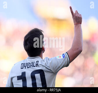 Bologna, Italien. 24 Feb, 2019. Juventus Paulo Dybala feiert sein Ziel während einer Serie ein Fußballspiel zwischen Bologna und FC Juventus in Bologna, Italien, 24.02.2019. FC Juventus Turin gewann 1:0. Credit: Augusto Casasoli/Xinhua/Alamy leben Nachrichten Stockfoto