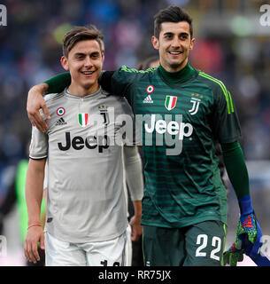 Bologna, Italien. 24 Feb, 2019. Juventus Paulo Dybala (L) und Mattia Perin Feiern während einer Serie ein Fußballspiel zwischen Bologna und FC Juventus in Bologna, Italien, 24.02.2019. FC Juventus Turin gewann 1:0. Credit: Augusto Casasoli/Xinhua/Alamy leben Nachrichten Stockfoto