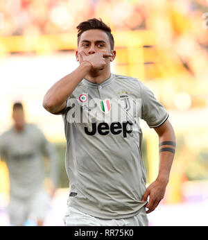 Bologna, Italien. 24 Feb, 2019. Juventus Paulo Dybala feiert sein Ziel während einer Serie ein Fußballspiel zwischen Bologna und FC Juventus in Bologna, Italien, 24.02.2019. FC Juventus Turin gewann 1:0. Credit: Augusto Casasoli/Xinhua/Alamy leben Nachrichten Stockfoto