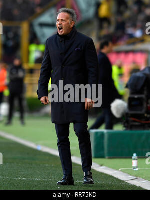 Bologna, Italien. 24 Feb, 2019. Von Bologna Haupttrainer Sinisa Mihajlovic reagiert während einer Serie ein Fußballspiel zwischen Bologna und FC Juventus in Bologna, Italien, 24.02.2019. FC Juventus Turin gewann 1:0. Credit: Augusto Casasoli/Xinhua/Alamy leben Nachrichten Stockfoto