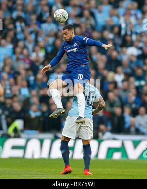 London, Großbritannien. 24 Feb, 2019. Chelsea's Eden Hazard Mias mit Manchester City Nicolas Otamendi während der carabao Cup Finale zwischen Chelsea und Manchester City im Wembley Stadion in London, Großbritannien am 24.02.2019. Manchester City gewann 4-3 über Sanktionen nach einem 0:0-Unentschieden. Quelle: Matthew Impey/Xinhua/Alamy leben Nachrichten Stockfoto