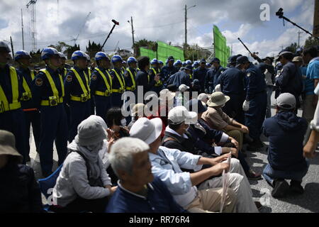 NAGO, Japan - 25. Februar: Demonstranten mit Plakaten block Baufahrzeuge vom Betreten der Baustelle während der Protest gegen US-Basis außerhalb der USA Basislager Schwab Tor, die am 25. Februar 2019 in Nago, Präfektur Okinawa, Japan. Auf der Grundlage der Präfektur Referendums, mehr als 70 Prozent der Wähler in Okinawa lehnen US-base in Henoko. (Foto von Richard Atrero de Guzman/LBA) Stockfoto