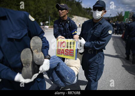 NAGO, Japan - 25. Februar: Japanische Polizei entfernen Demonstranten das Tor Blockieren während der Anti-US-base Protest ein Tag sind nach prefectural Referendum außerhalb der US-Militärbasis Camp Schwab am 25. Februar 2019 in Nago, Präfektur Okinawa, Japan. Auf der Grundlage der Präfektur Referendums, mehr als 70 Prozent der Wähler in Okinawa lehnen US-base in Henoko. (Foto von Richard Atrero de Guzman/LBA) Stockfoto