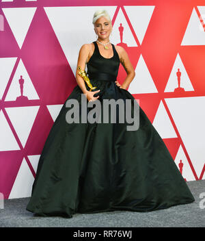 Los Angeles, USA. 24 Feb, 2019. Lady Gaga wirft mit der Best Original Song Award für seichte 031 auf der 91. jährlichen Academy Awards in der Presse während des Hollywood und Highland am 24. Februar 2019 in Hollywood, California Credit: Tsuni/USA/Alamy leben Nachrichten Stockfoto