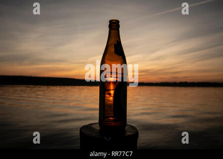 Berlin, Deutschland. 25 Feb, 2019. Die Sonne über dem Wannsee. Es gibt eine leere Flasche am Ufer. Credit: Paul Zinken/dpa/Alamy leben Nachrichten Stockfoto