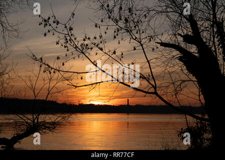 Berlin, Deutschland. 25 Feb, 2019. Die Sonne über dem Wannsee. Credit: Paul Zinken/dpa/Alamy leben Nachrichten Stockfoto