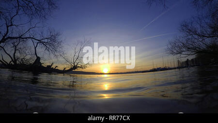 Berlin, Deutschland. 25 Feb, 2019. Die Sonne über dem Wannsee. Credit: Paul Zinken/dpa/Alamy leben Nachrichten Stockfoto