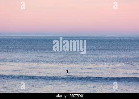 Aberystwyth, Ceredigion, Wales, Großbritannien, 25. Februar 2019 UK Wetter: Klarer morgen als Person Paddles auf dem ruhigen Meer in Aberystwyth, Ceredigion Wales. Credit: Ian Jones/Alamy leben Nachrichten Stockfoto