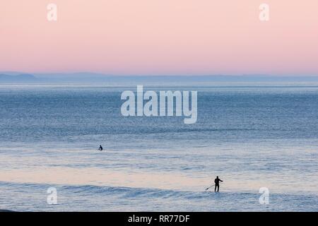 Aberystwyth, Ceredigion, Wales, Großbritannien, 25. Februar 2019 UK Wetter: Klarer morgen als Person Paddles auf dem ruhigen Meer in Aberystwyth, Ceredigion Wales. Credit: Ian Jones/Alamy leben Nachrichten Stockfoto