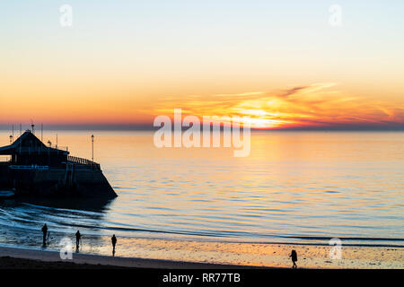 Fotografen an der Küste, am Strand nehmen den Sonnenaufgang über dem Meer, Ärmelkanal, bei Viking Bay, Broadstairs. Stockfoto