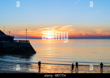 Fotografen an der Küste, am Strand nehmen den Sonnenaufgang über dem Meer, Ärmelkanal, bei Viking Bay, Broadstairs. Stockfoto