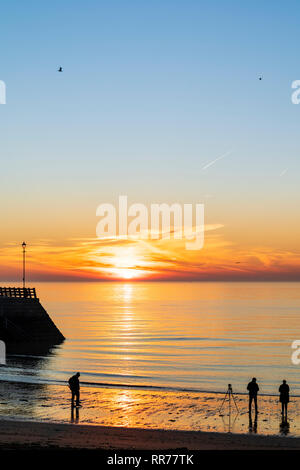 Fotografen an der Küste, am Strand nehmen den Sonnenaufgang über dem Meer, Ärmelkanal, bei Viking Bay, Broadstairs. Stockfoto